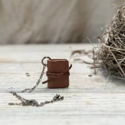 Front Page -tool Sales Book Necklace Brown Harper Tie Large 05 1024x1024 06b3e488 9ccf 43af 86d5 d3f4709dd949