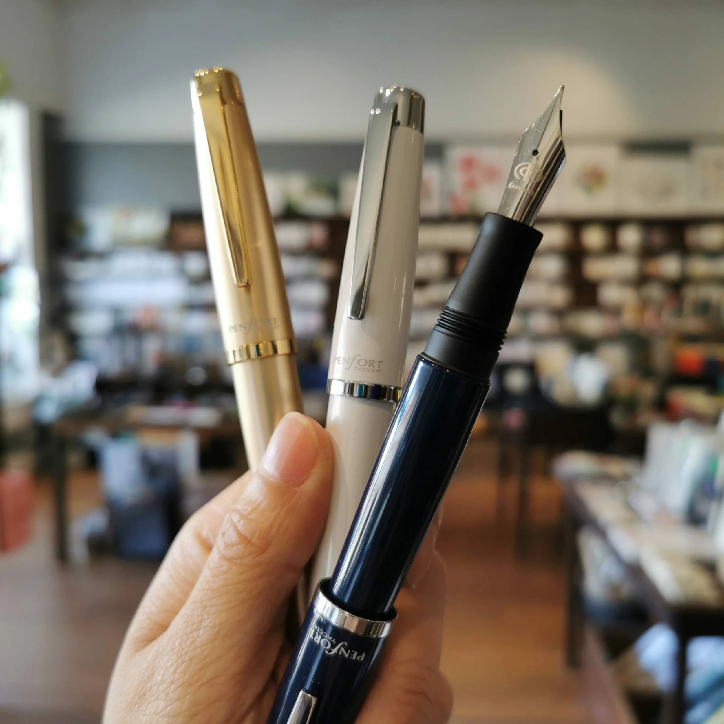 Urbane Fountain Pen | Navy | Fine Nib 2 Urbane Fountain Pen | Navy | Fine Nib - Image 2